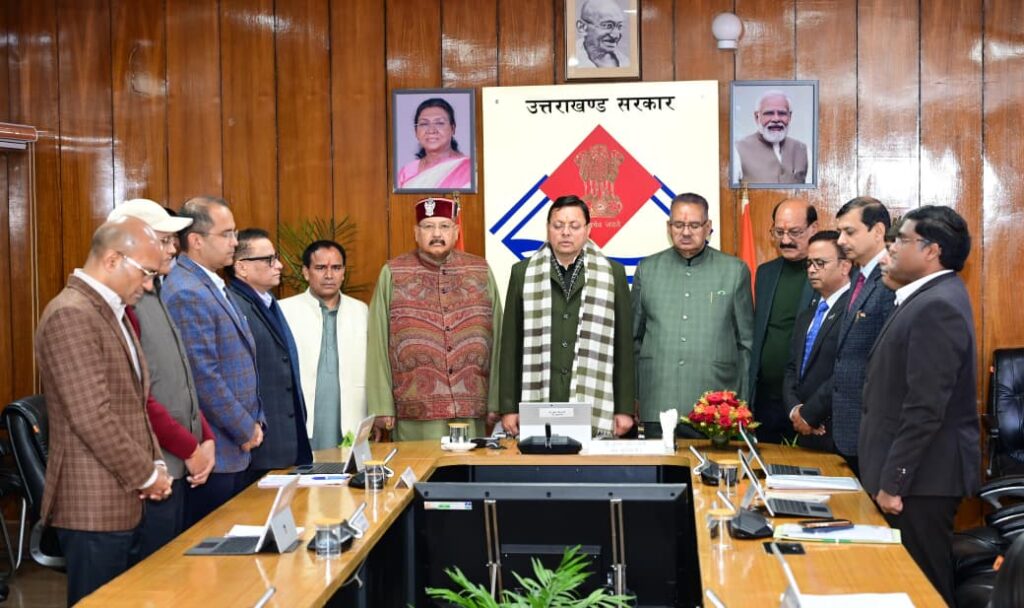 महाराष्ट्र के उपमुख्यमंत्री अजीत पवार के निधन पर दो मिनट का मौक रखकर शोक व्यक्त करते सीएम व अन्य।