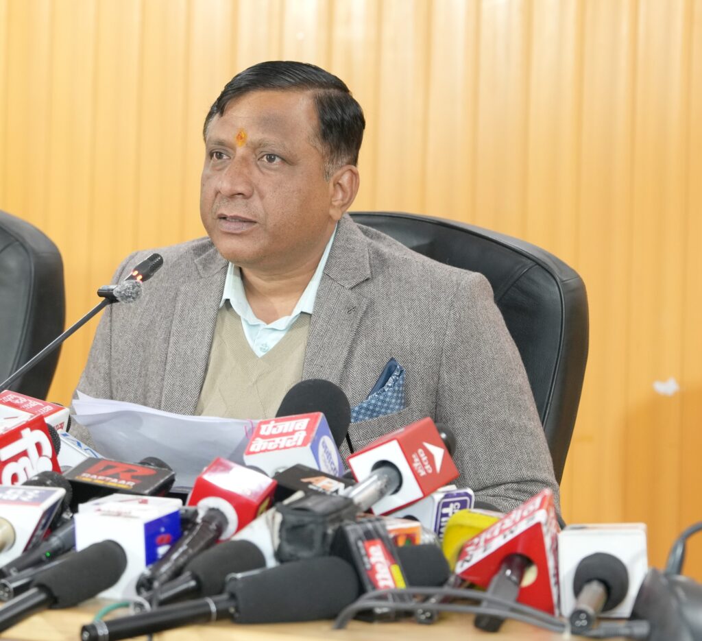 कैबिनेट के फैसलों की जानकारी देते अपर सचिव मुख्यमंत्री।