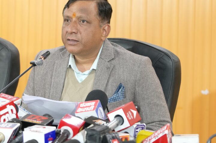 कैबिनेट के फैसलों की जानकारी देते अपर सचिव मुख्यमंत्री।