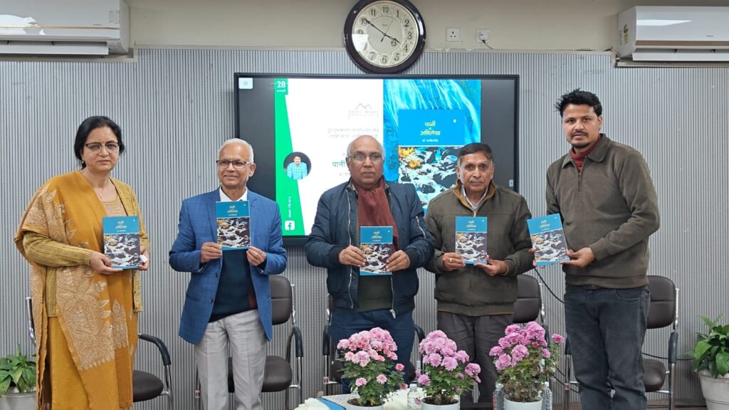 छात्रावास के बच्चों के साथ अपना जन्मदिन मनाते आईएएस बंशीधर तिवारी।