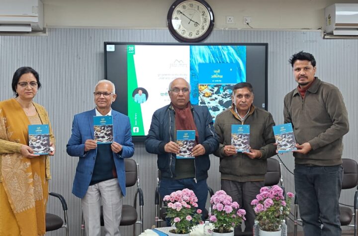 छात्रावास के बच्चों के साथ अपना जन्मदिन मनाते आईएएस बंशीधर तिवारी।