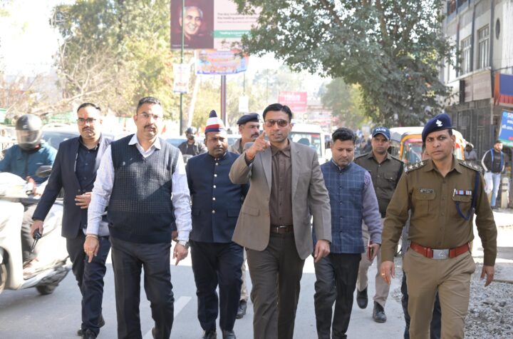 भूमिगत परियोजनाओं का निरीक्षण करते डीएम।