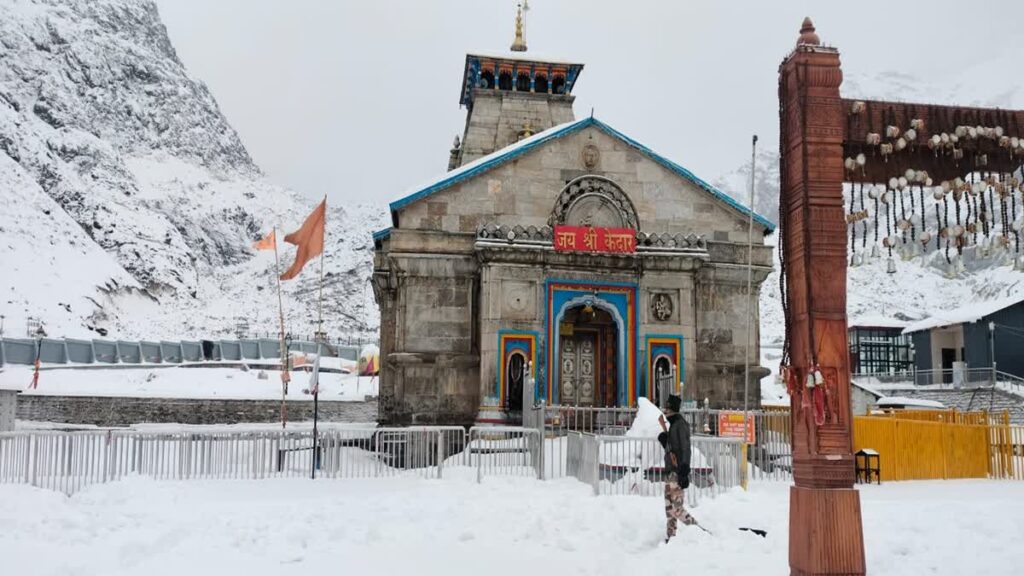 केदारनाथ धाम में बर्फबारी का दृश्य।
