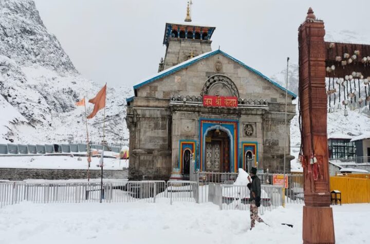 केदारनाथ धाम में बर्फबारी का दृश्य।