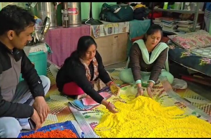 महिलाओं द्वारा तैयार हर्बल रंग। RUDRAPRAYAG UTTRAKAHND